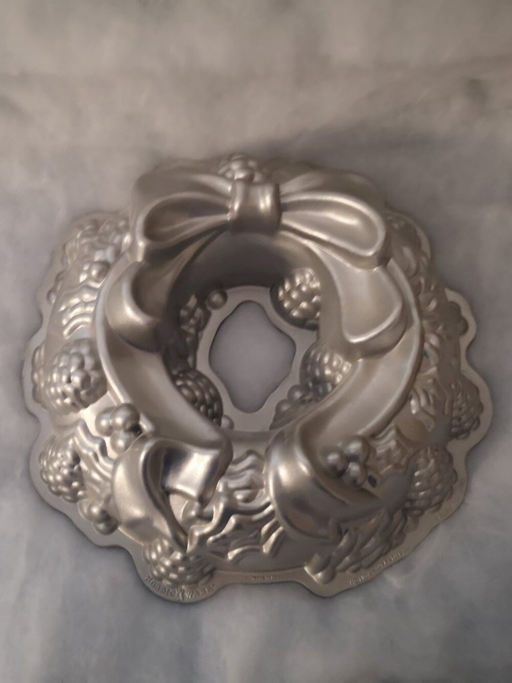 Nordic Ware Holiday Bundt Pan Heavy Cast Aluminum Wreath & Bow Design 2.1L